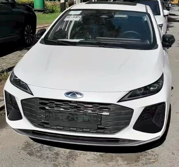 什么？！“大嘴”中网，黑化前脸，小鸭尾，悬浮大屏！你说这车4万就能买？